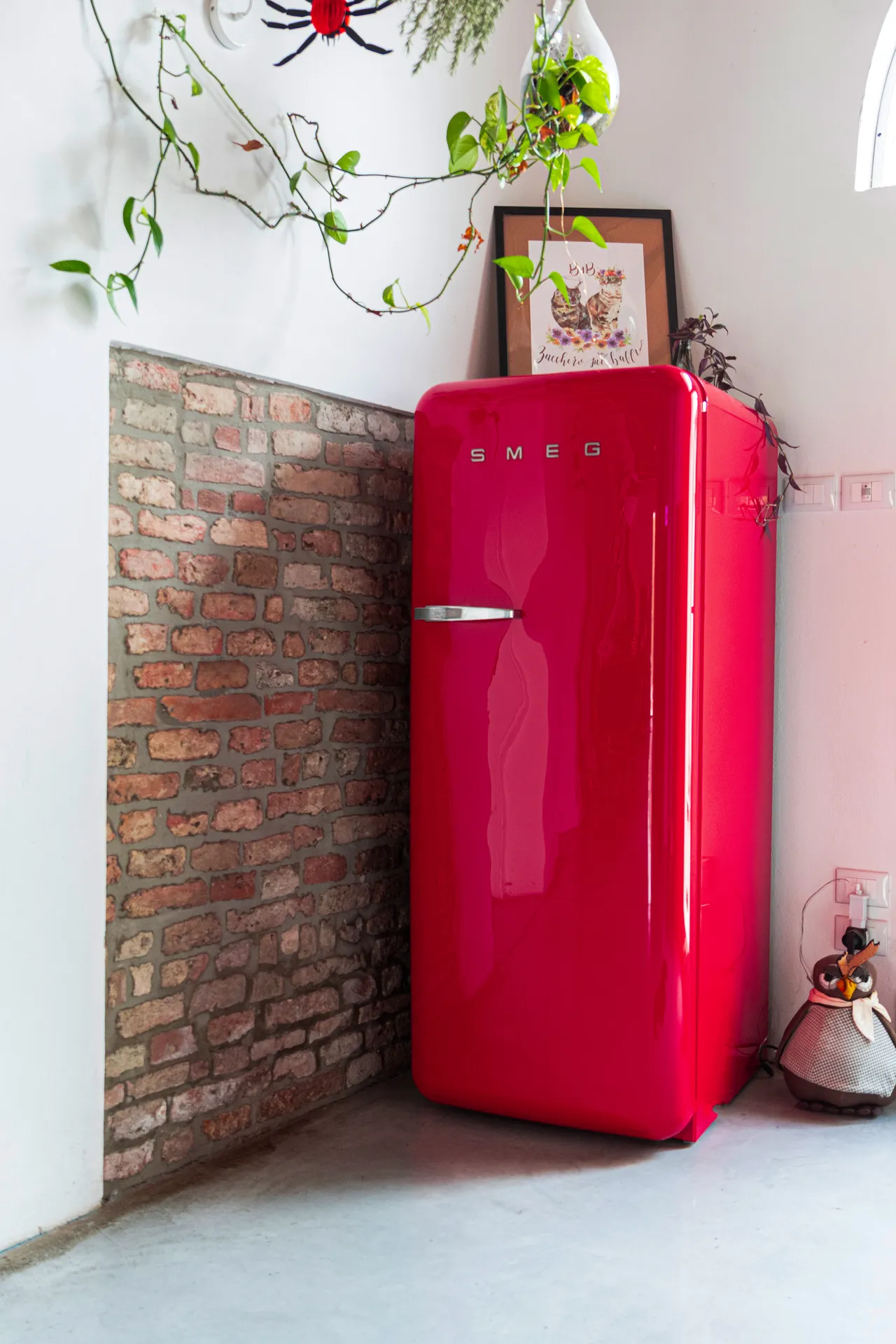Frigo vintage rosso con il logo del B&B Zucchero sui Baffi in corridoio