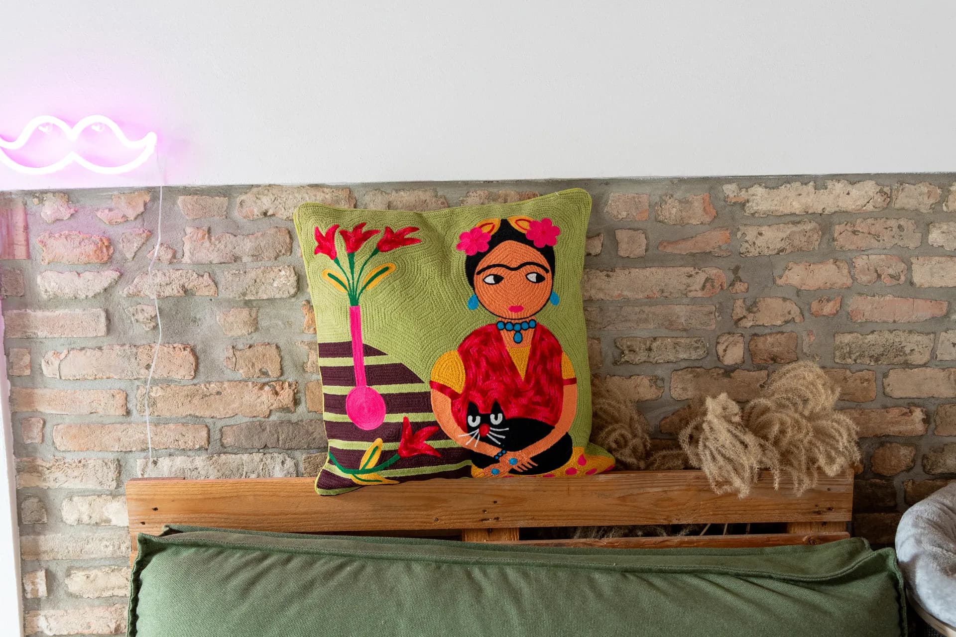 Cuscino ricamato con Frida Kahlo e gatto nero, neon a forma di baffo sullo sfondo