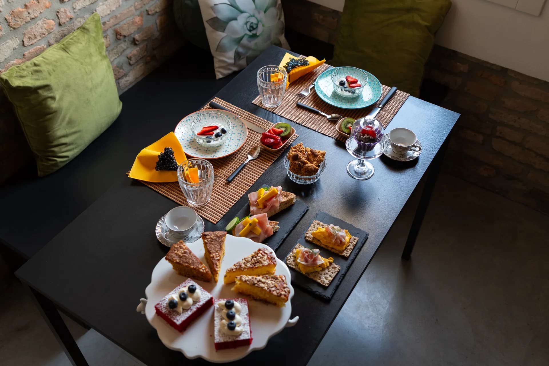 Colazione artigianale imbandita al B&B Zucchero sui Baffi Mantova — dolci, frutta fresca e tè